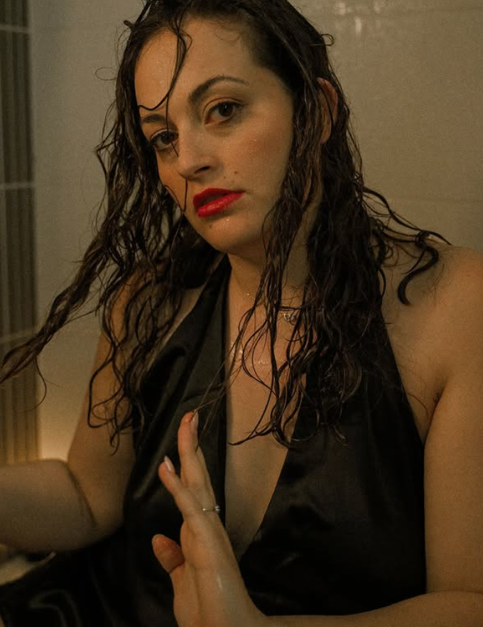 Parlons lesbiennes que choisir entre un strap-on et un gode ceinture